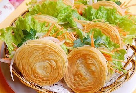 盘丝饼,山东烟台的汉族传统名吃,面丝金黄透亮