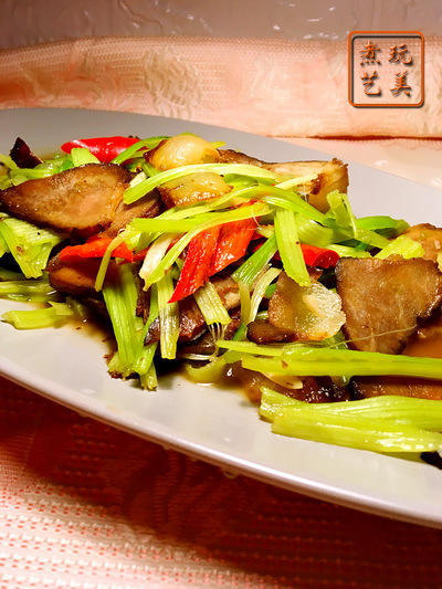 多纤的芹菜,怎么吃,才不会塞牙缝?一个小妙招