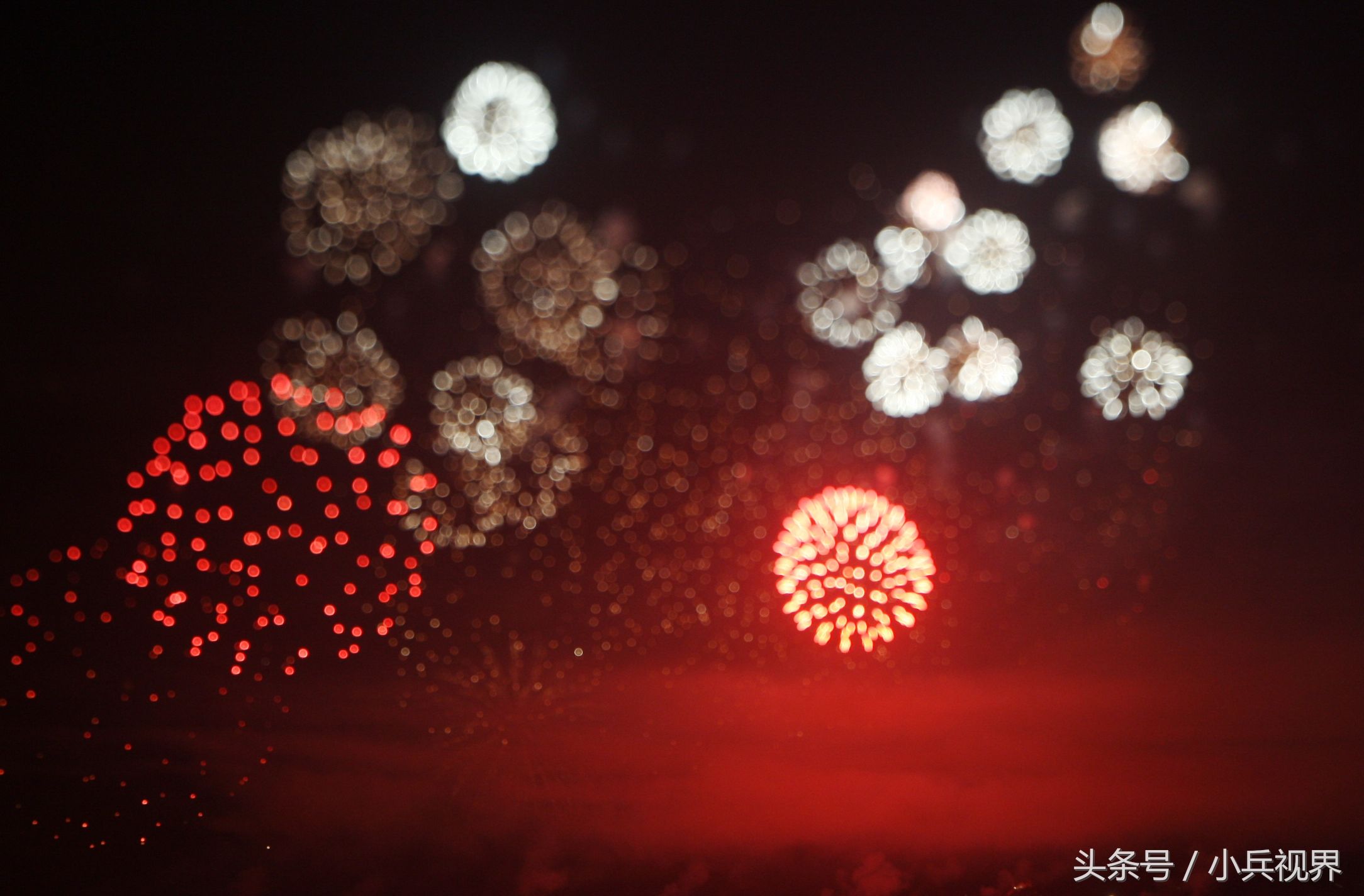 摄影师用镜头还原高度近视眼看都市夜霓虹,真