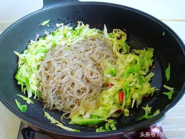 包包菜最好吃的做法不是炒肉，而是和它搭配，下饭又爽口，好吃