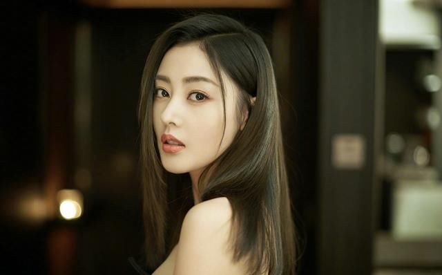 宋祖儿撞脸半个娱乐圈,才20岁颈纹就这么明显