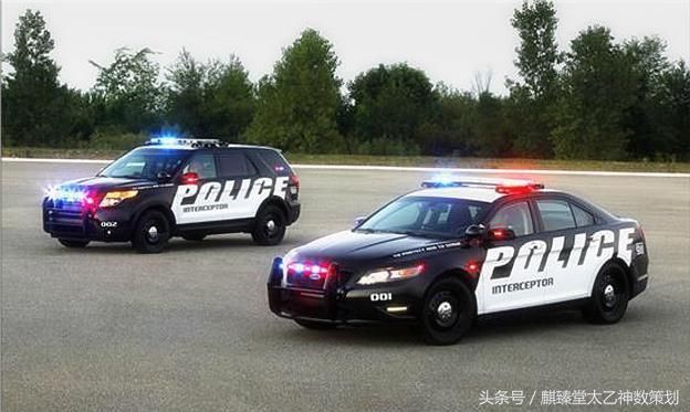 太乙释疑:美逃兵偷走装甲车狂飙 警车追逐140