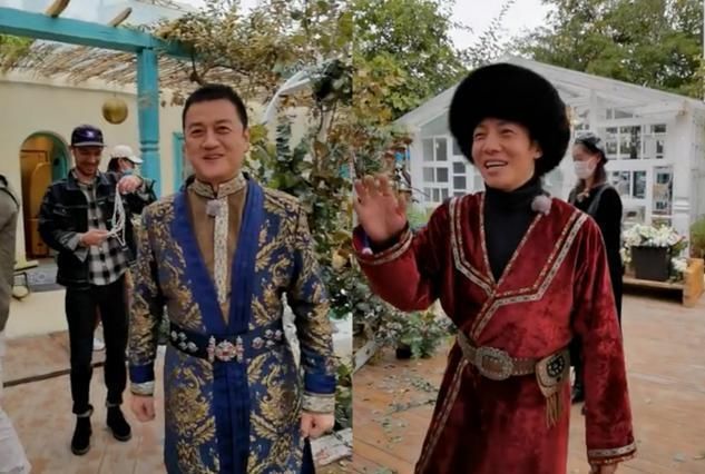 49岁李亚鹏穿金丝长袍，再扮郭靖贵气十足！撒贝宁自嘲只配给他牵马