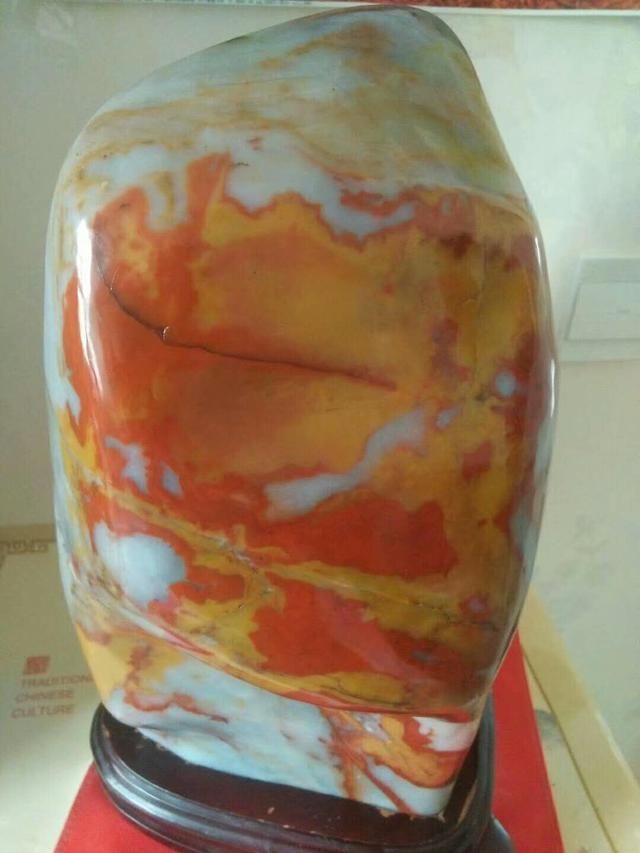 触摸来自新疆的蓝宝石和金丝玉