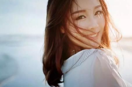 有这3个女生的特征快去暴涨,颜值烫发刘海烫女生中分图片