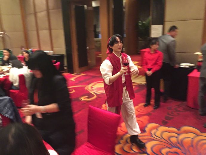 林宥嘉神还原中华小当家 手捧黄金炒饭满场跑