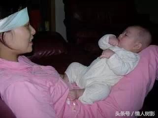 女儿满月，婆婆送一个金吊坠，第二天在五金店相遇，我直接离婚！