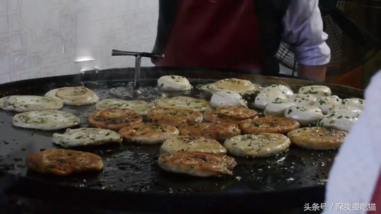 老师傅这样制作葱油饼,好不好吃你们自己就能看出来