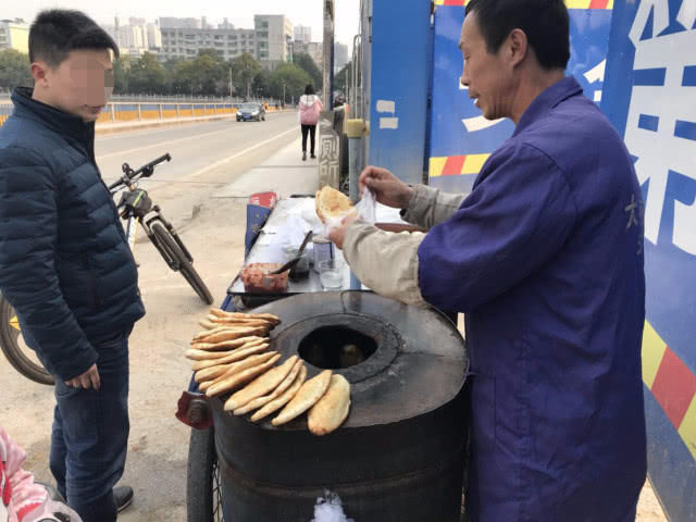 2块钱一个的烤饼，河北老汉一卖就是40年，靠这个竟然买房啦