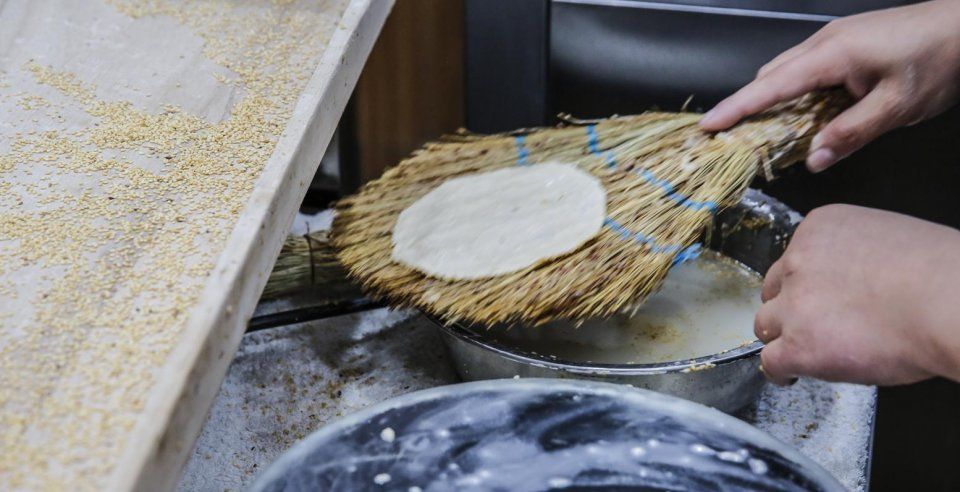 鲁中农村景区，农民大姐现场做百年民间传统美食遭围观，生意火了