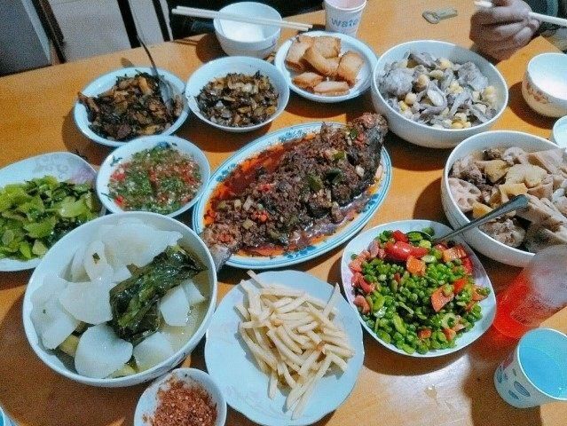 网友齐晒年夜饭，有鱼有肉有福气，怪不得外国人都想来中国过新年