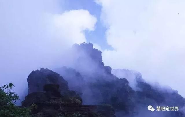 贵州梵净山属武陵山脉主峰，为佛教名山，乃夏季十佳休闲避暑胜地