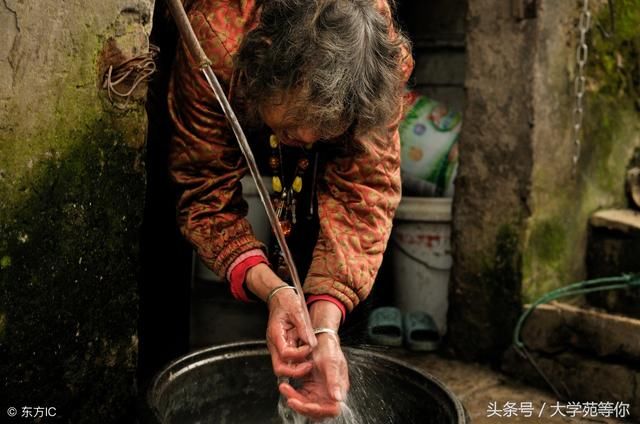 去乡下婆婆家过年，桌上就给一碟咸菜，我对婆婆说一话惹老公生气