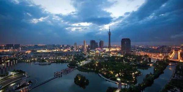在江苏发有个城市四周都是二线城市,它却发展
