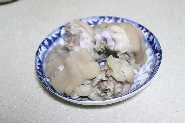 黄豆炖猪蹄 倍受女性喜爱的养颜美容滋补汤