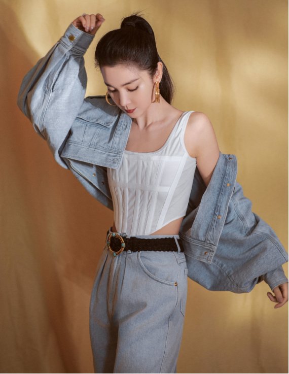 什么衣服都难不倒李冰冰，穿牛仔服套装，内搭背心像塑身衣