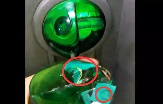 林市民用ATM机取款,意外发现银行卡复制器!_