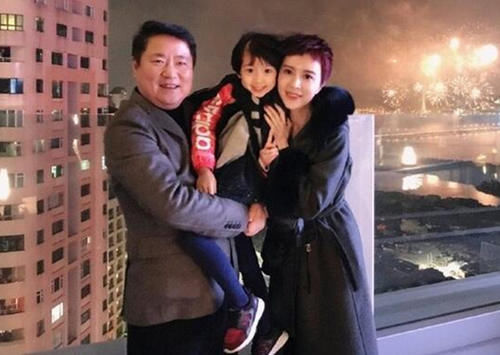 金巧巧嘴对嘴吻儿子惹争议，身家45亿老公为她甩发妻？手段太高明