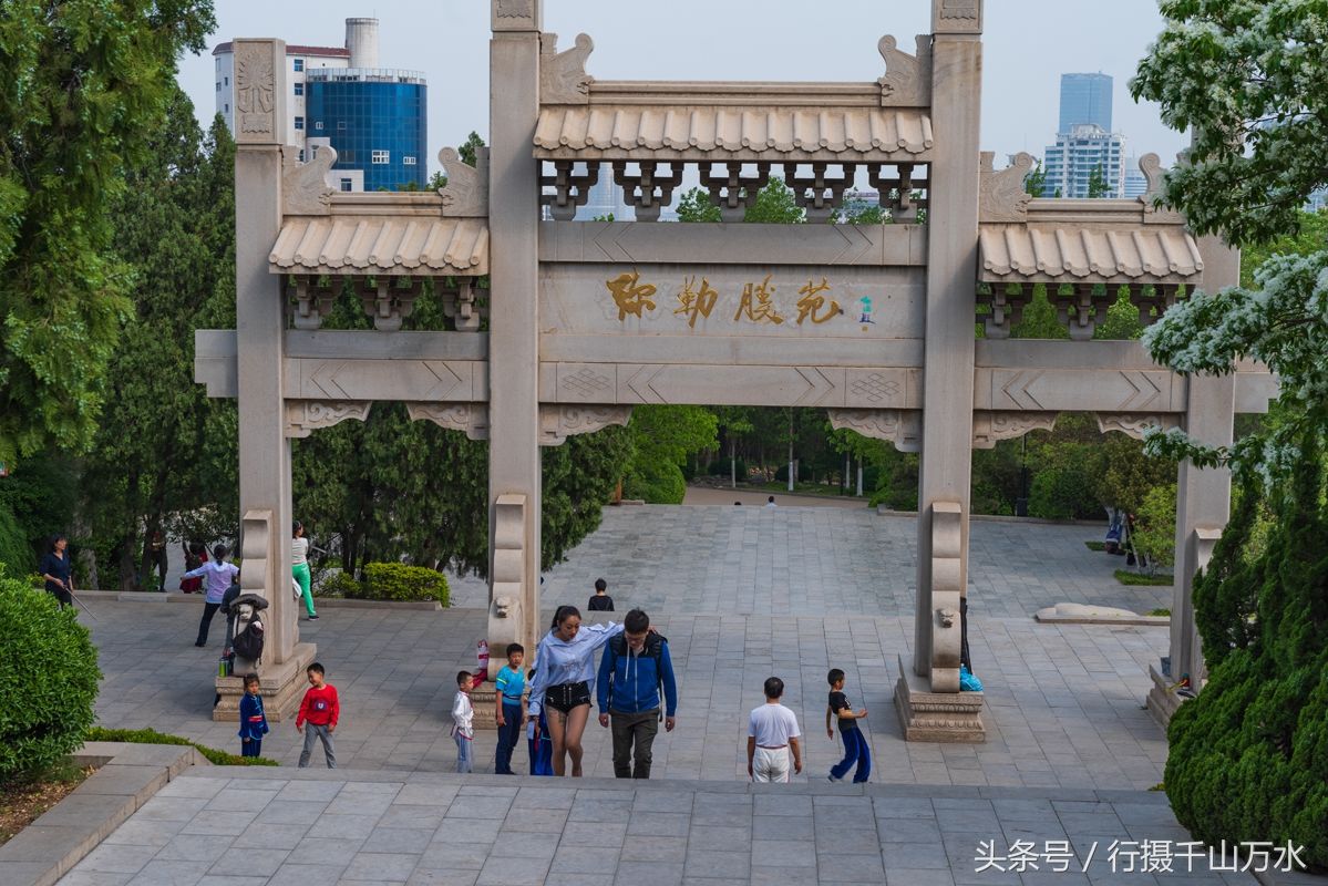 济南千佛山弥勒胜苑，风景优美，佛光普照