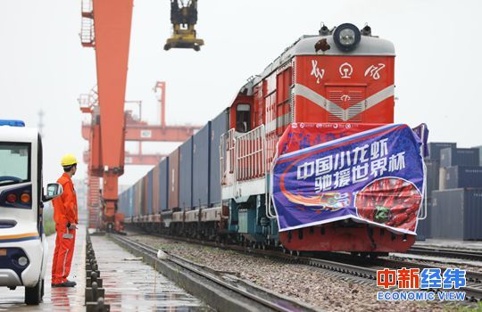 农村淘宝10万小龙虾出征世界杯 中国看球标