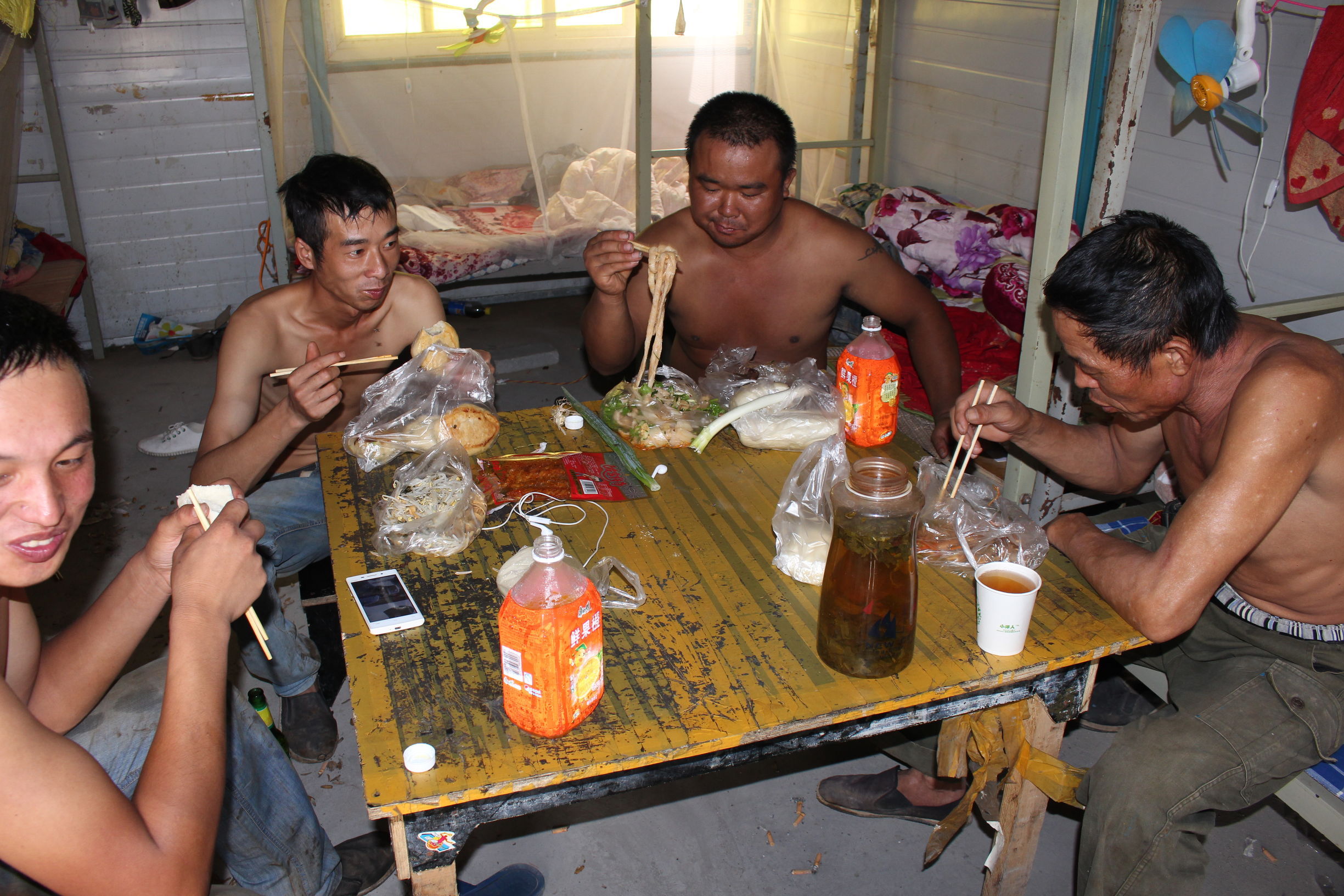 实拍:工地农民工的午餐,小伙吃了2份凉皮加5个