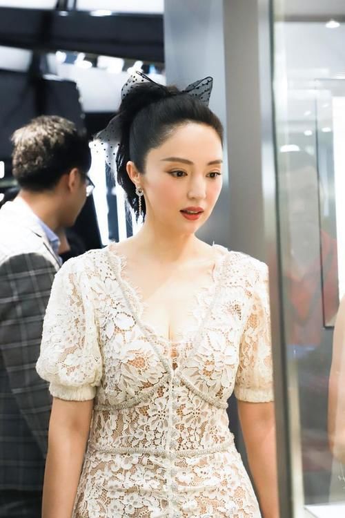 41岁董璇状态似少女，穿蕾丝裙出席活动身材窈窕，气质优雅又性感