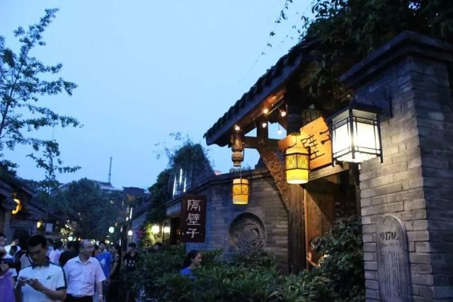 重庆和成都，哪个旅行地最受外地人欢迎？