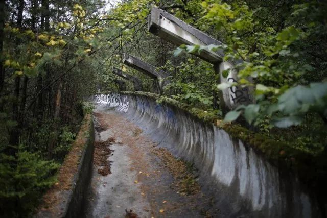 是什么让曾经风光无限的冬奥会场馆变成了如今杂草丛生的颓败景象