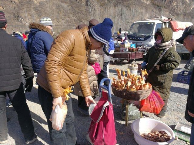 “这里，有久违的年味儿”——坐上绿皮火车去京郊山区赶大集