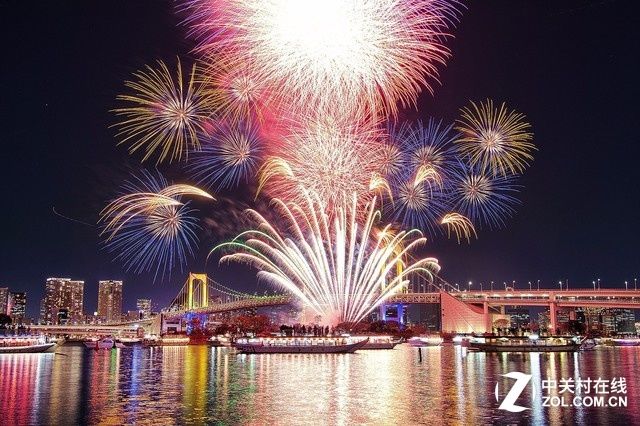 大C游世界 经典构图下的港湾夜景和烟花