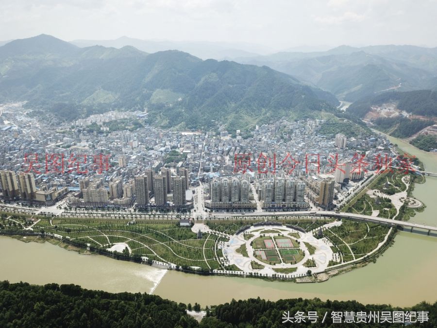 航拍发展中的贵州榕江县城，江水环绕如金盆玉水
