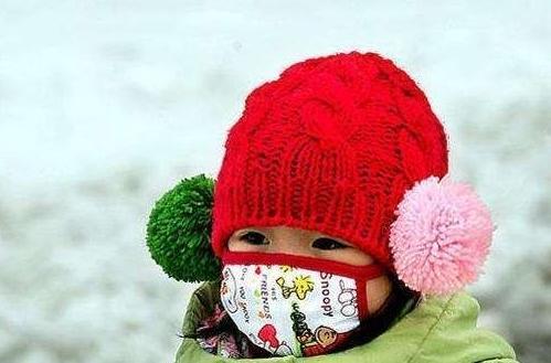 冬天带孩子不是穿多就是穿少,如何给娃穿衣服