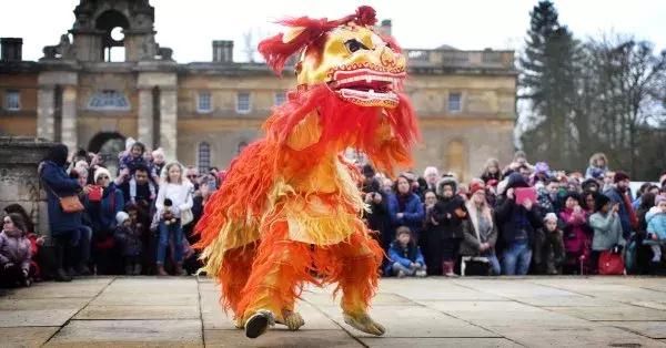 比起中国的热闹，英国这里的春节活动弱爆了，连当地人都无法忍受