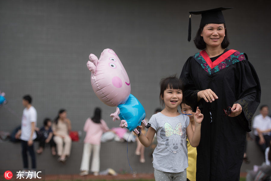 拍毕业照惊现小猪佩奇 还有横幅请班主任开个