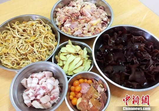 广东台山人添丁增口喜欢用“煮鸡酒”和“煲酸醋”报喜