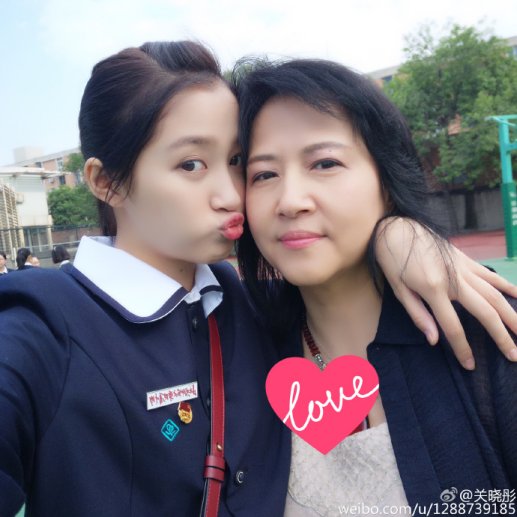 父母同脸的明星：关晓彤妈妈基因强大，谢娜跟妈妈神态都一模一样