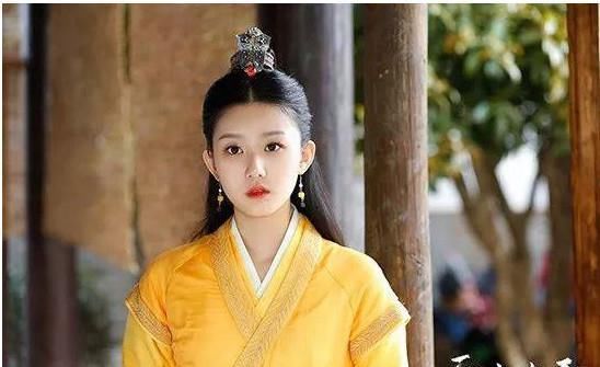 当初说不进娱乐圈的袁雨萱,已经参演杨幂新剧