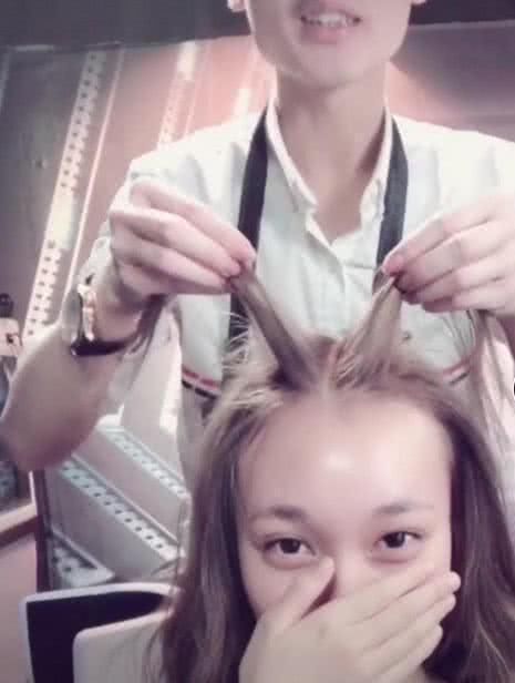 抖音发际线小姐姐走红,看到撩起刘海的样子,