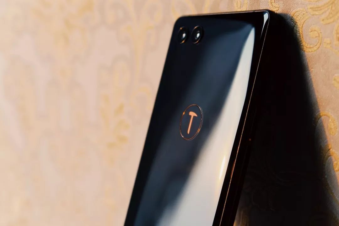 号称次时代旗舰手机的坚果R1,罗永浩:你美你美