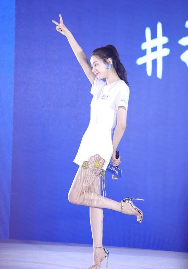 穿流苏包臀裙,请不要随便搭,跟迪丽热巴学搭配,性感又不失端庄