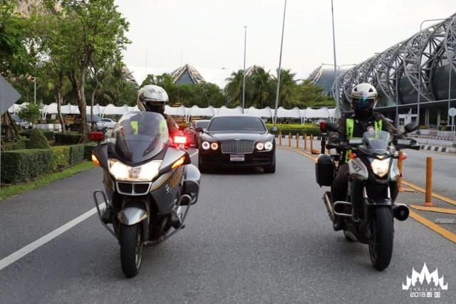 世界日报头版头条，近4000中国游客被泰国总理亲自接待并互赠礼物