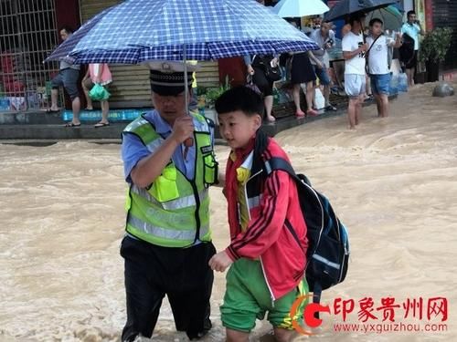 辅警刘尧:暴雨中,护送多少人趟水过街记不清