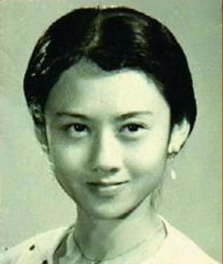 她为舞蹈不吃米饭不生孩子，指甲护理一年18万！62岁活成这样