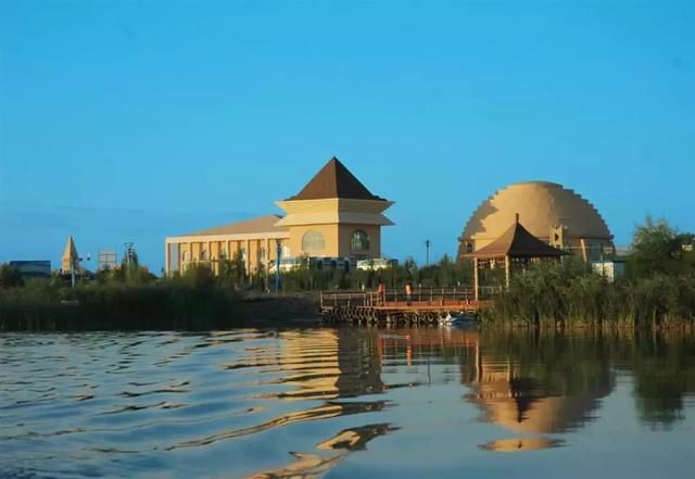 在浩瀚无际的库布其沙漠中，出现一个奇迹，一个海市蜃楼般的存在