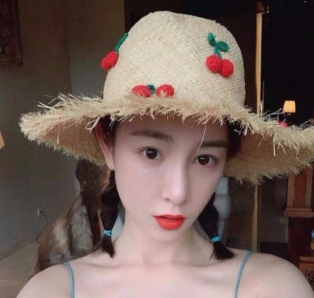 人人都在追求巴掌脸尖下巴,舒淇却在合照的时候扬起了她的方脸 龙8国际线路