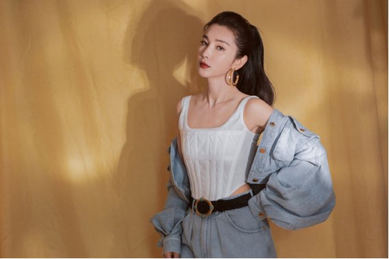 什么衣服都难不倒李冰冰，穿牛仔服套装，内搭背心像塑身衣