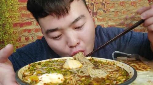 小伙挑战10斤面条,以为大胃王,当镜头拉近后,网