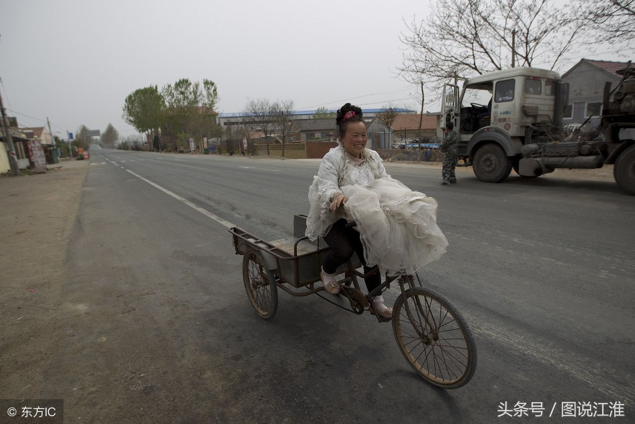 47岁妻子一年四季穿4件婚纱,结婚两次没领结婚