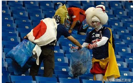 日本队更衣室留下俄语谢谢字条,球迷含泪清理垃圾
