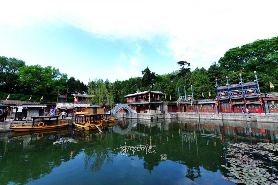 京城节后迎来蓝天白云，颐和园苏州街难得美景游客流连忘返